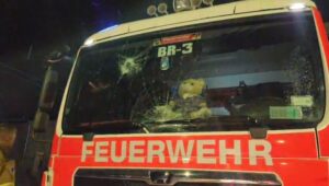 Bomberos denuncia cobarde ataque que dejó a 4 voluntarios agredidos y un carro bomba fuera de servicio