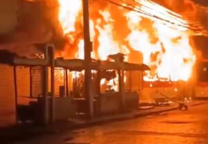 Trágica colisión entre bus RED y camioneta que huía de Carabineros deja múltiples fallecidos atrapados en Santiago