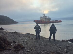 Armada monitorea varadura de remolcador 