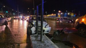 Conductora impacta semáforo y destruye estructura vial en Punta Arenas