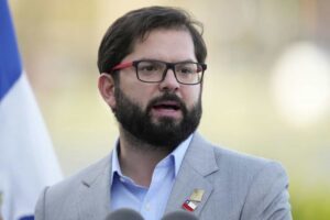 Publicación del exPresidente Gabriel Boric desata controversia tras respaldar dichos de vocalista contra el Presidente Kast