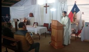 Fieles conmemoran la fiesta de la Virgen del Carmen con dos ceremonias simultáneas
