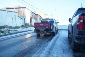 Municipio esparce más de 19 toneladas de sal en Punta Arenas ante repentina e intensa helada en sectores altos