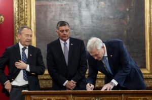 Gobierno firma proyecto de reforma constitucional para destituir a autoridades que consuman drogas ilícitas