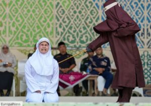 Indonesia: Joven pareja recibe 21 azotes públicos tras besarse en una transmisión de TikTok