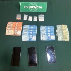 Fiscalización vehicular termina con dos detenidos por microtráfico, clonación de licencias y orden vigente