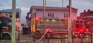 Bomberos rescatan a un hombre atrapado en una techumbre en pleno centro de Punta Arenas