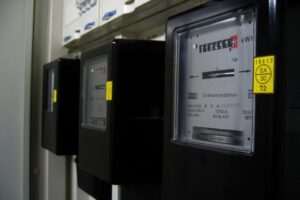 Parlamentarios piden eliminar el cargo por hora punta del sistema eléctrico