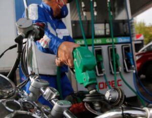 ENAP confirma histórica caída en el precio de los combustibles: Bencinas bajan $100 y el diésel disminuye $155 por litro