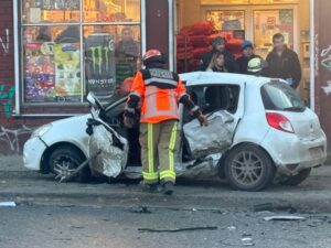 Fuerte colisión deja a conductor atrapado tras ser impactado por chofer ebrio en el sector norte