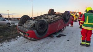 Escarcha en las rutas provoca nuevo vuelco en el acceso norte de Punta Arenas: Camioneta terminó a un costado de la calzada