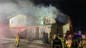 Incendio destruyó vivienda de dos niveles en la población Cardenal Raúl Silva Henríquez