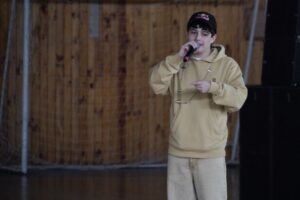 El Menor desata la pasión por el rap e inspira a más de 300 jóvenes en masiva masterclass de freestyle en Punta Arenas