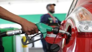 Gobierno proyecta baja de 100 pesos en los combustibles para esta semana