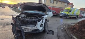 Colisión de alta energía deja dos lesionados y auto incrustado en una casa por séptima vez en la Villa Los Españoles