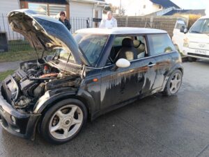 Conductor sufre quemaduras en medio de incendio que afectó a su automóvil