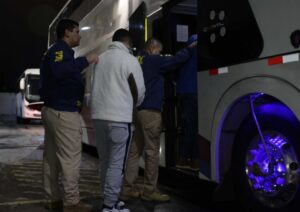 PDI materializa expulsión administrativa de ciudadano extranjero condenado por microtráfico en Puerto Natales