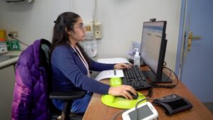 Entrega de equipos computacionales al Cesfam Carlos Ibánez