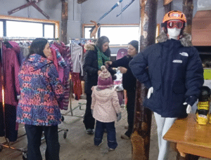 Feria de Ropa de Nieve en Punta Arenas busca recaudar fondos para el Club Andino