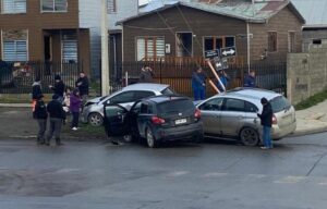 Colisión triple moviliza a equipos de emergencia en la intersección de Bahía Decepción e Ignacio Carrera Pinto