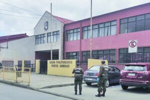 Carabineros detiene a cinco estudiantes tras riña en el Liceo Politécnico Raúl Silva Henríquez