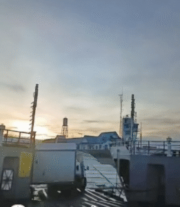 Camión se desengancha y colisiona sin control contra ferry de Tabsa en Punta Delgada