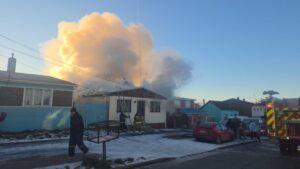 Incendio estructural moviliza a tres compañías de Bomberos en calle Camilo Henríquez de Punta Arenas
