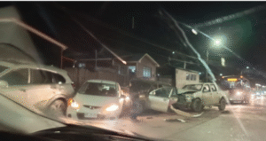Conductor ebrio chocó a tres vehículos estacionados en Punta Arenas