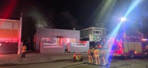 Incendio destruye céntrico pub “El Árbol” en Punta Arenas