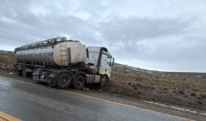 Camión despistó en la ruta hacia Monte Aymond debido a la escarcha