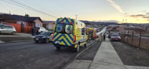 Explosión de gas al interior de un vehículo deja a conductor con lesiones de gravedad