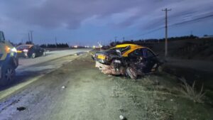 Violenta colisión frontal entre taxi y furgón deja una persona fallecida en la Ruta 9 Norte