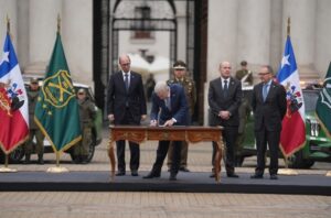 Kast encabeza firma de indicaciones para modernizar Carabineros e incorporar funcionarios civiles