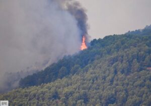 España enfrenta el peor incendio de su historia con más de 77.000 hectáreas devoradas en el centro del país