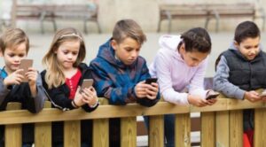 Francia prohíbe las redes sociales a los menores de 15 años