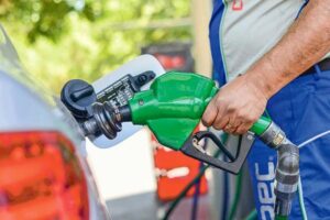 Bencinas podrían subir cerca de 30 pesos por litro a fines del presente mes