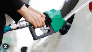 Traspaso de precios: ¿Por qué las bencinas no bajan en Chile si el petróleo cayó a niveles precrisis?