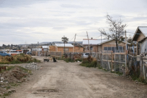 Minvu confirma reubicación de familias y desalojo de otras desde sector de toma