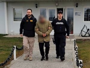 Operativo interagencial de la Armada y la PDI concluye con la detención de dos prófugos de la justicia