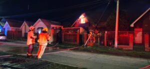 Violento incendio destruye dos viviendas y deja una persona fallecida en Punta Arenas
