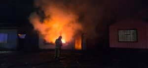 Incendio destruyó vivienda en la intersección de calle Arauco con pasaje Bermúdez