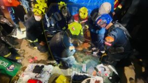Bomberos de Chile rescatan con vida a venezolano atrapado durante ocho días bajo 140 toneladas de escombros