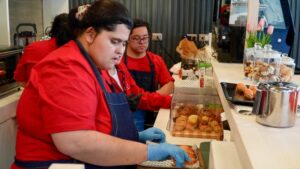 Punta Arenas inicia marcha blanca del primer café inclusivo en la Biblioteca Municipal 114