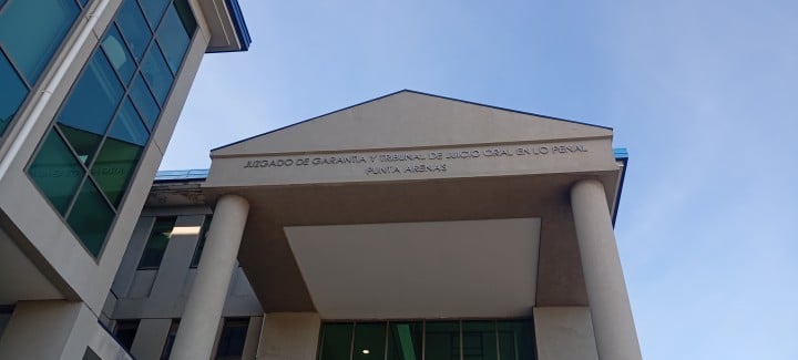 Decretan prisión preventiva para imputado por reiterados abusos sexuales a dos de sus hijos en Punta Arenas