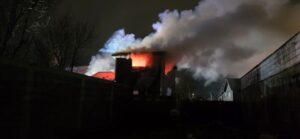 Incendio destruye vivienda de dos pisos en calle Circunvalación en Punta Arenas
