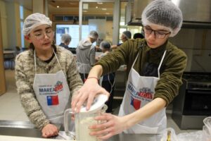 Jóvenes de Cabo de Hornos aprendieron de cocina en taller saludable