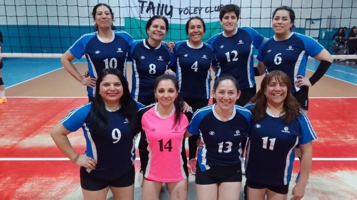 Buses Barría y C.D. Amigas se coronan campeones del Torneo de Vóleibol Laboral +35 de Canadela Punta Arenas