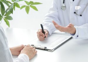 Laboratorio se querella contra matrona que suma ocho años de licencias medicas y mas de 3 mil dias de reposo