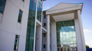 Preparan juicio contra adulta mayor acusada por masiva estafa telefónica