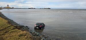 Mujer resultó lesionada tras caída de vehículo al Estrecho de Magallanes en Punta Arenas